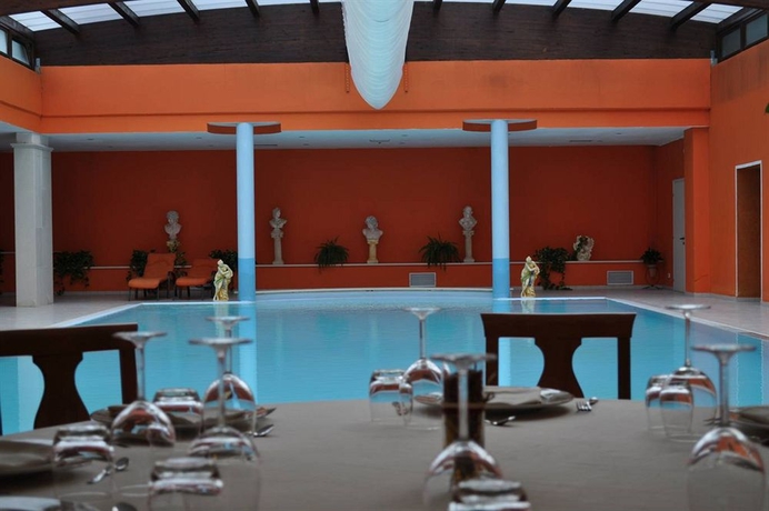 Imagen de la piscina del Hotel Santamaria Langhe. Foto 9
