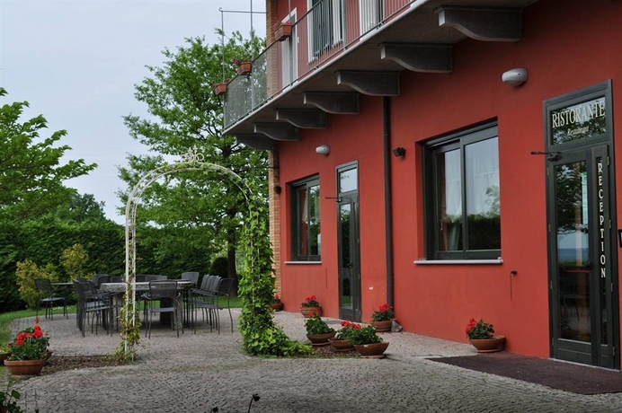 Imagen de los exteriores del Hotel Santamaria Langhe. Foto 3