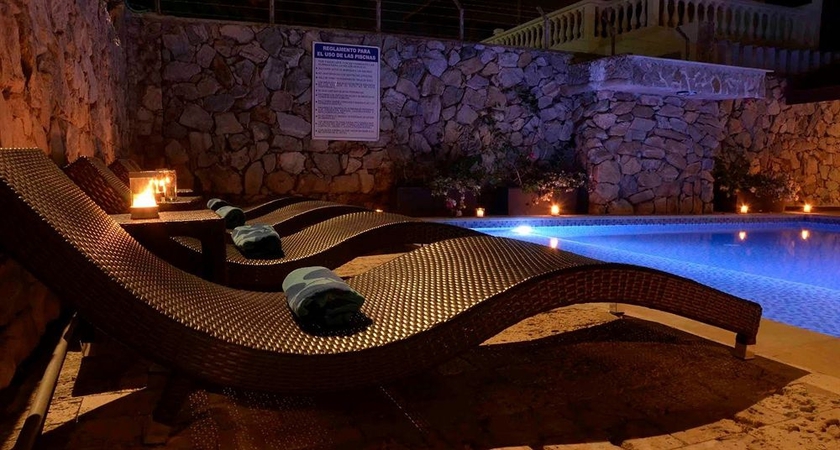 Imagen de la piscina del Hotel Santamar&iacute;a Del Mar. Foto 15