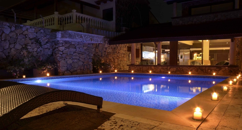 Imagen de la piscina del Hotel Santamar&iacute;a Del Mar. Foto 16