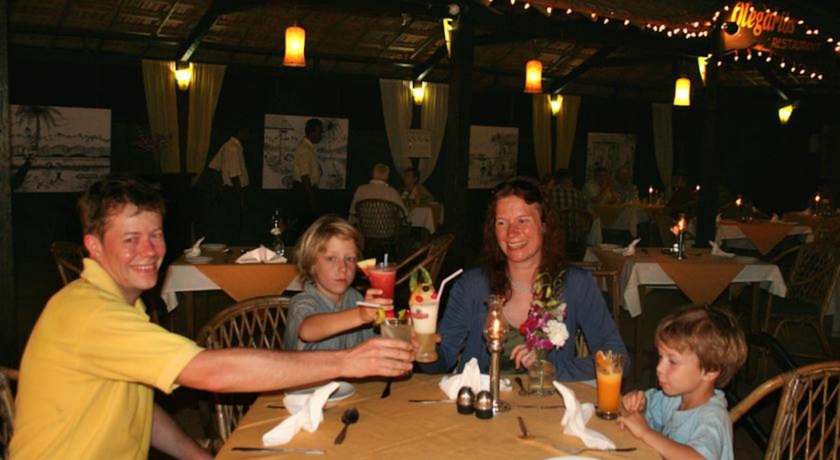 Imagen del bar/restaurante del Hotel Santana Beach Resort. Foto 5