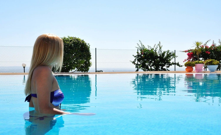 Imagen de la piscina del Hotel Santarem. Foto 12