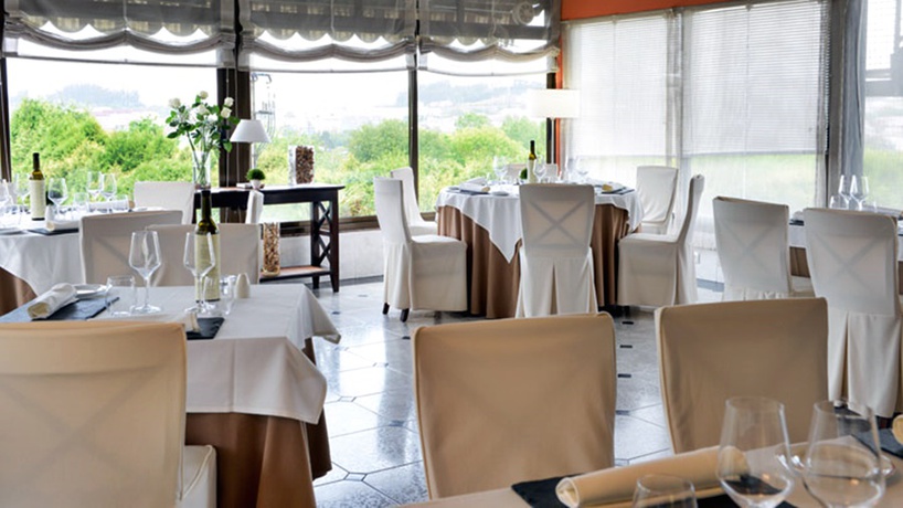 Imagen del bar/restaurante del Hotel Santiago Apostol. Foto 7