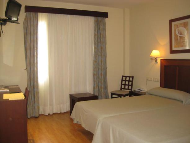 Imagen de la habitación del Hotel Santiago De León. Foto 4