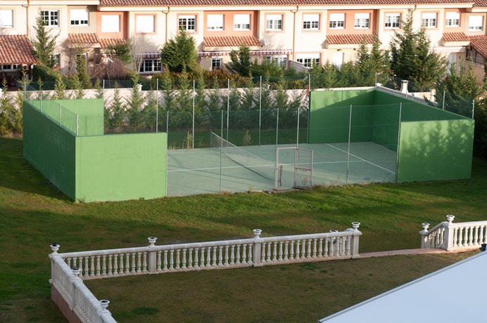 Imagen de los exteriores del Hotel Santiago De León. Foto 9