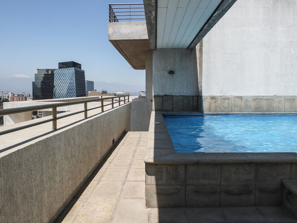 Imagen de la piscina del Hotel Santiago Furnished Apartments. Foto 14