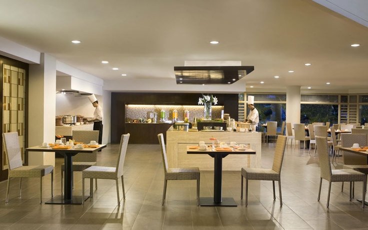 Imagen del bar/restaurante del Hotel Santika Bandung. Foto 2