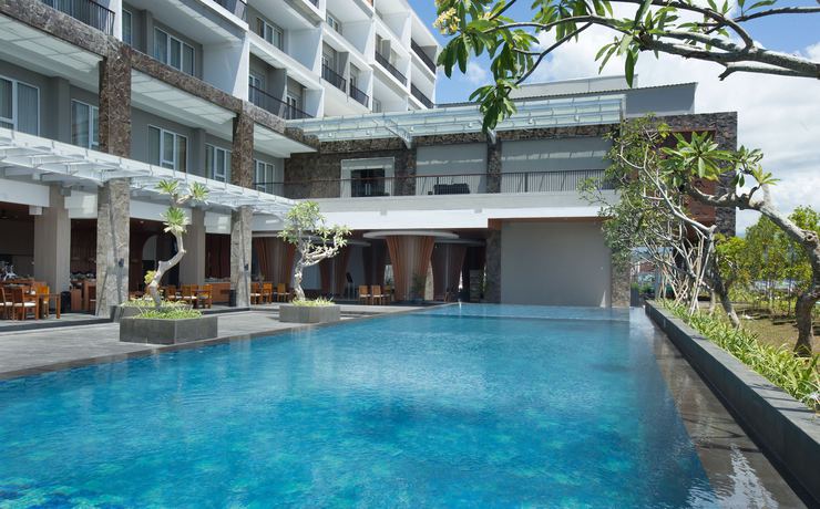 Imagen de la piscina del Hotel Santika Banyuwangi. Foto 19