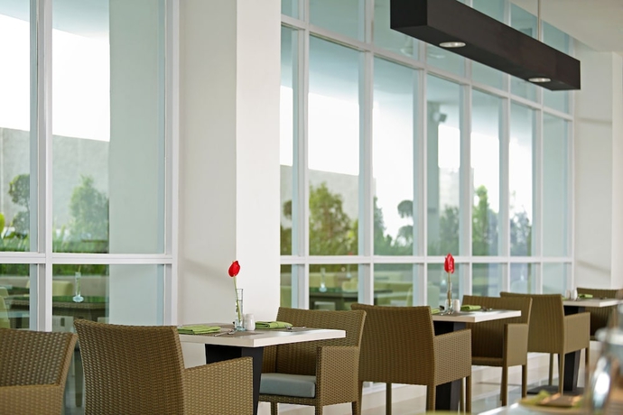 Imagen de la habitación del Hotel Santika Cikarang. Foto 7