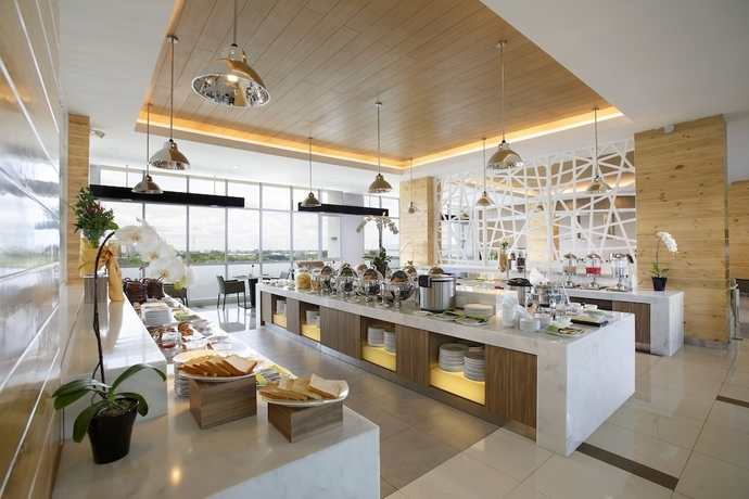 Imagen de la habitación del Hotel Santika Cikarang. Foto 8