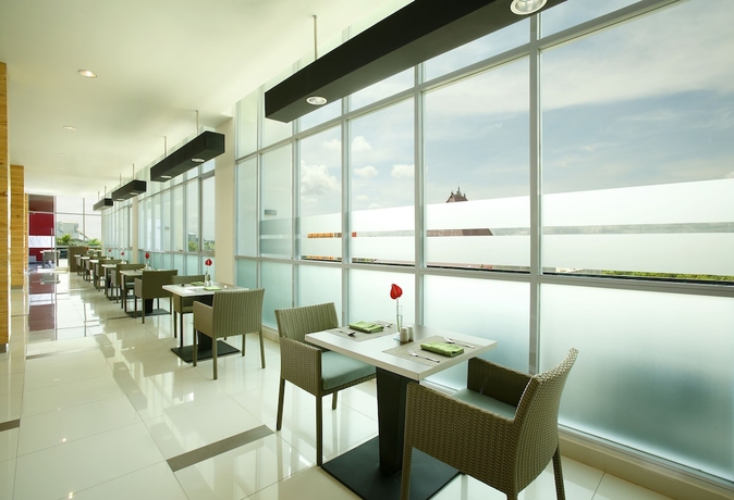 Imagen de la habitación del Hotel Santika Cikarang. Foto 9