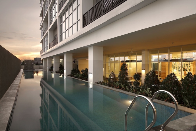 Imagen de la piscina del Hotel Santika Cikarang. Foto 18