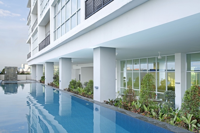 Imagen de la piscina del Hotel Santika Cikarang. Foto 19
