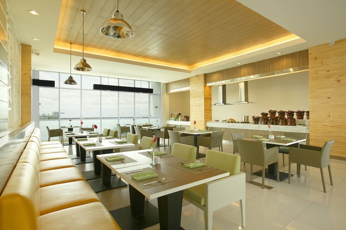 Imagen del bar/restaurante del Hotel Santika Cikarang. Foto 3