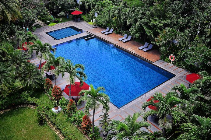 Imagen de la piscina del Hotel Santika Cirebon. Foto 21