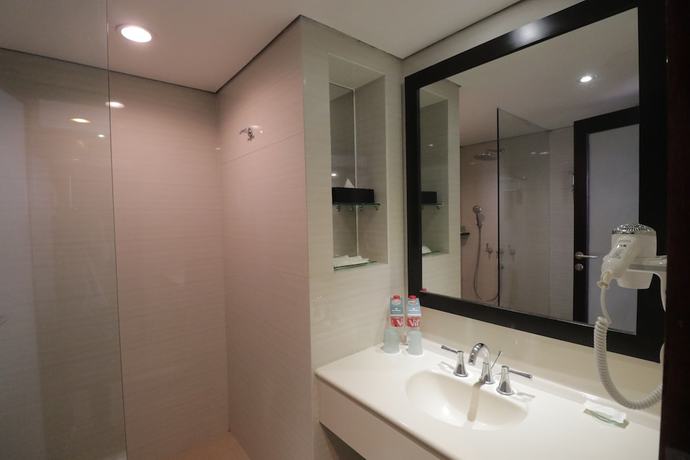 Imagen de la habitación del Hotel Santika Cirebon. Foto 10