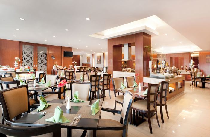 Imagen del bar/restaurante del Hotel Santika Jemursari. Foto 2