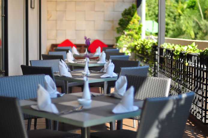 Imagen del bar/restaurante del Hotel Santika Jemursari. Foto 3