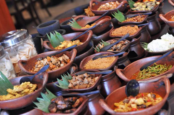 Imagen del bar/restaurante del Hotel Santika Jemursari. Foto 4