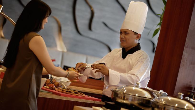 Imagen del bar/restaurante del Hotel Santika Jemursari. Foto 5