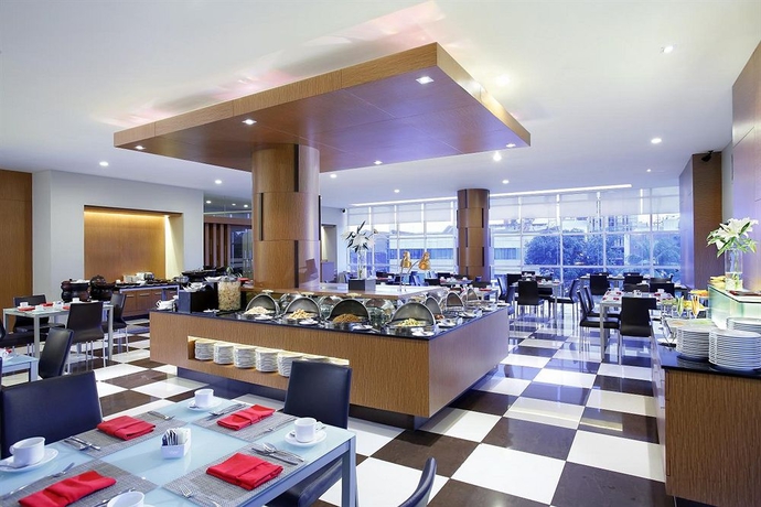Imagen del bar/restaurante del Hotel Santika Makassar - Chse Certified. Foto 2