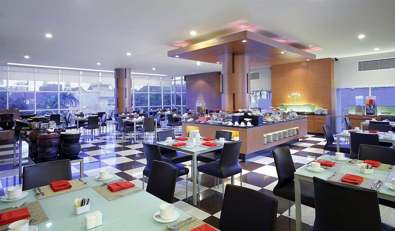 Imagen del bar/restaurante del Hotel Santika Makassar - Chse Certified. Foto 3
