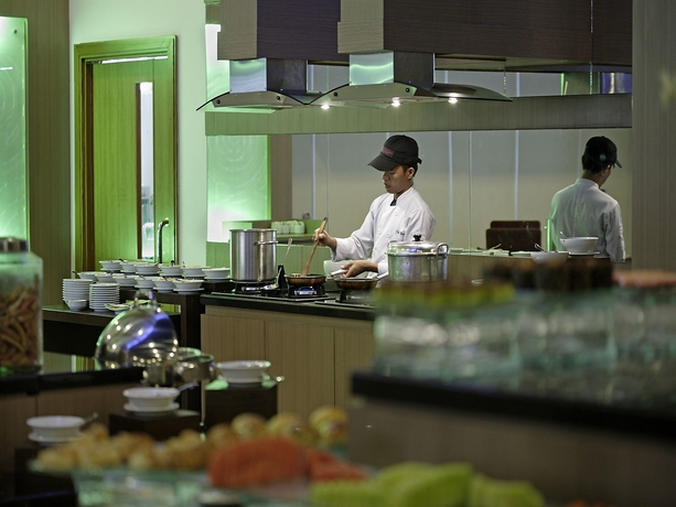 Imagen del bar/restaurante del Hotel Santika Palu. Foto 2