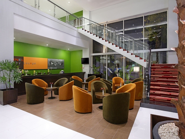 Imagen del bar/restaurante del Hotel Santika Palu. Foto 3