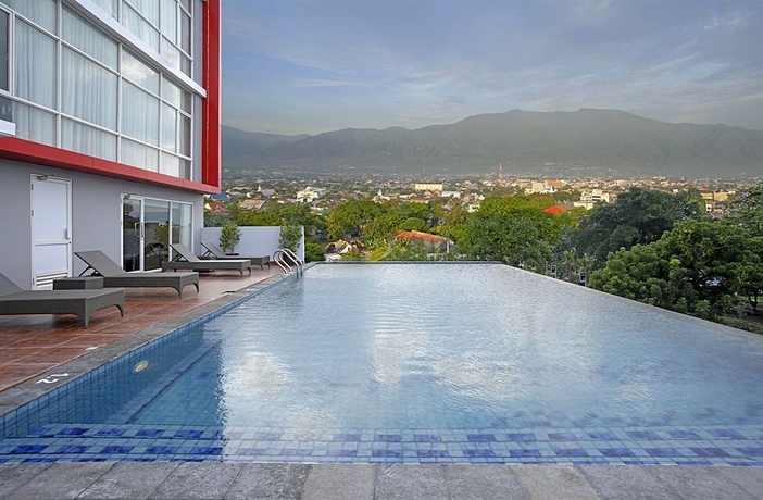 Imagen de la piscina del Hotel Santika Palu. Foto 13