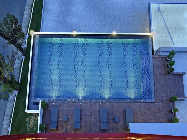 Imagen de la piscina del Hotel Santika Palu. Foto 14