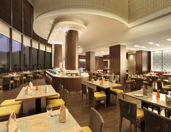 Imagen del bar/restaurante del Hotel Santika Pandegiling Surabaya - Chse Certified. Foto 2