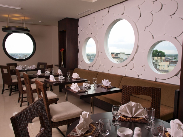 Imagen del bar/restaurante del Hotel Santika Pontianak. Foto 1