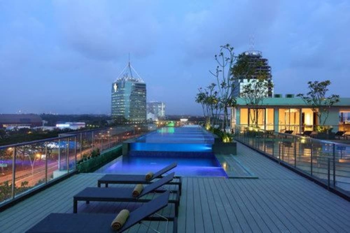 Imagen de la piscina del Hotel Santika Premiere Bintaro. Foto 14