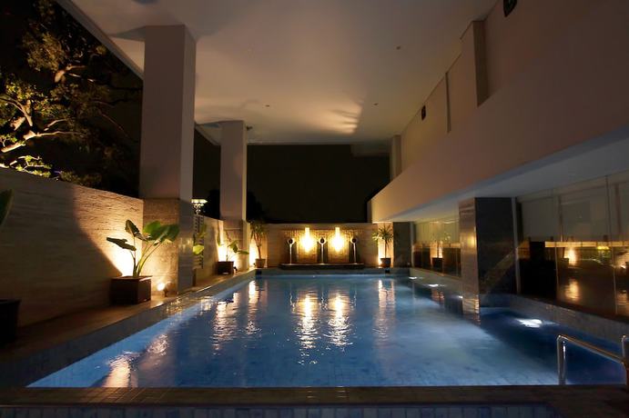 Imagen de la piscina del Hotel Santika Premiere Gubeng - Surabaya. Foto 15