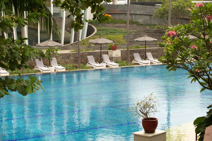 Imagen de la piscina del Hotel Santika Premiere Kota Harapan Indah. Foto 11