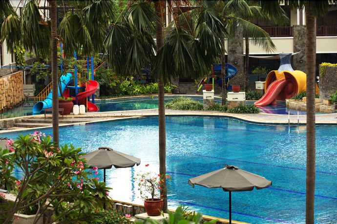 Imagen de la piscina del Hotel Santika Premiere Kota Harapan Indah. Foto 12
