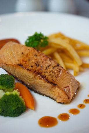 Imagen del bar/restaurante del Hotel Santika Radial Palembang. Foto 3