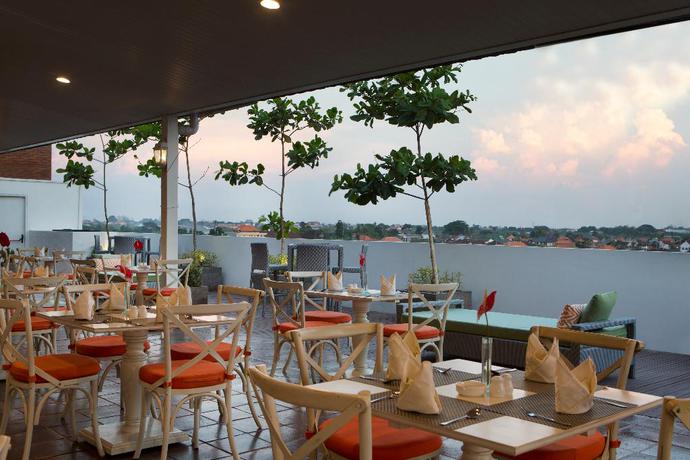 Imagen del bar/restaurante del Hotel Santika Seminyak - Chse Certified. Foto 4