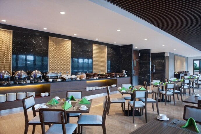 Imagen del bar/restaurante del Hotel Santika Sukabumi. Foto 2