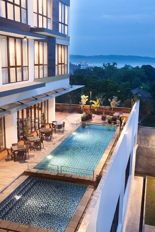 Imagen de la piscina del Hotel Santika Sukabumi. Foto 18