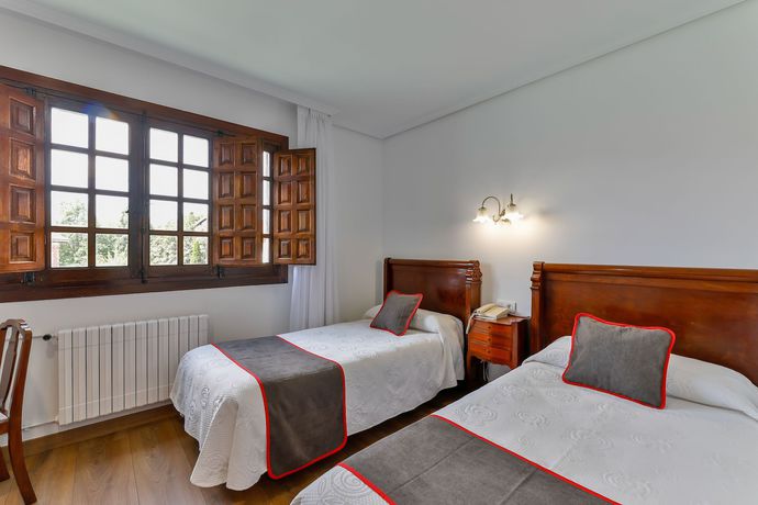 Imagen de la habitación del Hotel Santillana. Foto 7