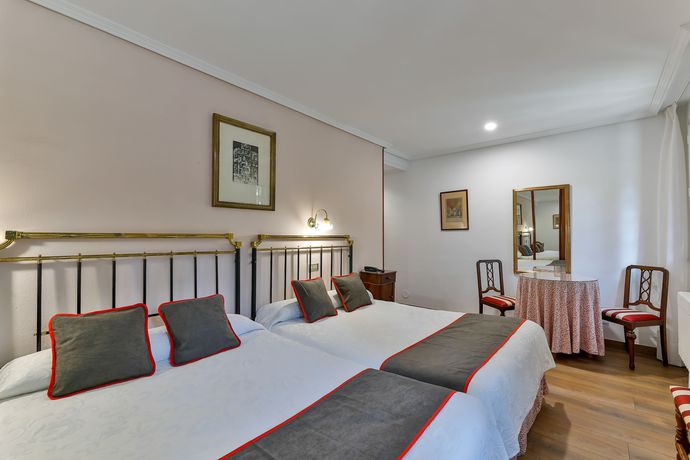 Imagen de la habitación del Hotel Santillana. Foto 13