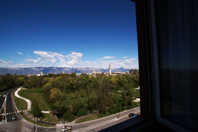 Imagen de los exteriores del Hotel Santin. Foto 6