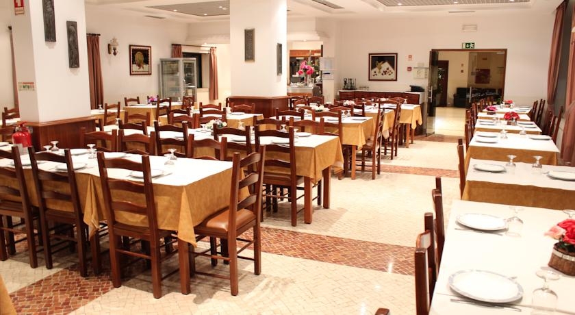 Imagen del bar/restaurante del Hotel Santo Antonio De Fatima. Foto 2