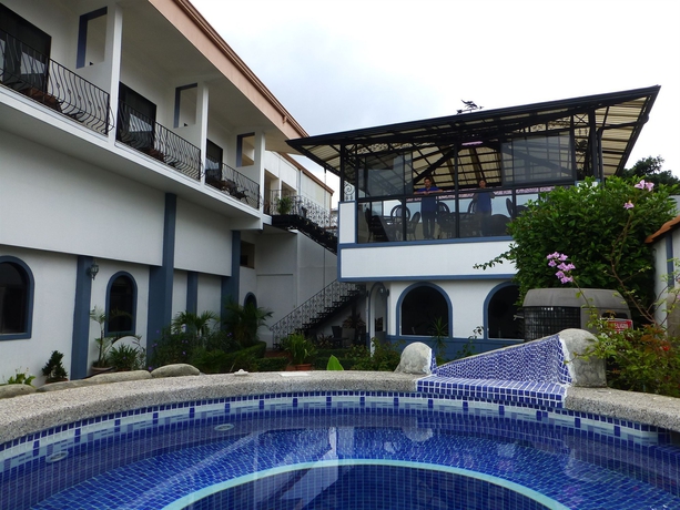 Imagen de los exteriores del Hotel Santo Tomas. Foto 10