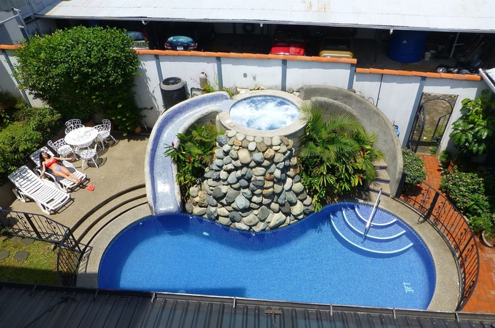 Imagen de la piscina del Hotel Santo Tomas. Foto 12