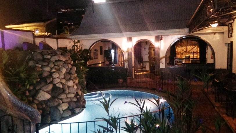 Imagen de la piscina del Hotel Santo Tomas. Foto 13