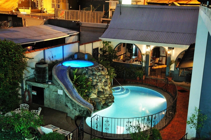 Imagen de la piscina del Hotel Santo Tomas. Foto 15