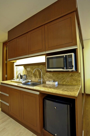 Imagen de la habitación del Hotel Santomas Suites. Foto 13