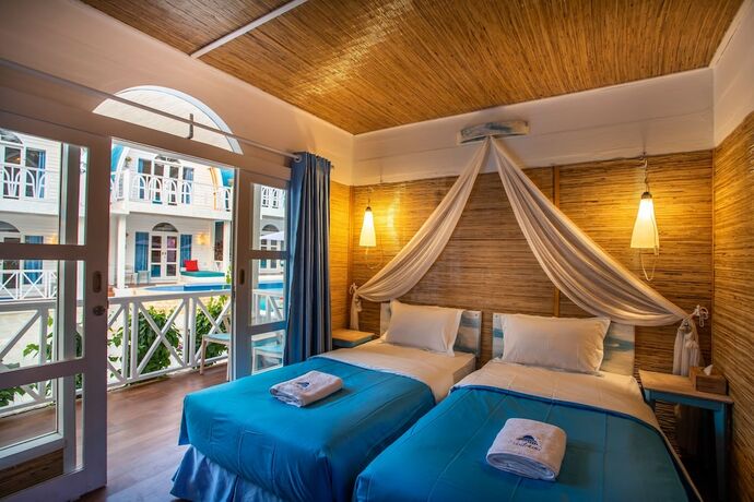 Imagen general del Hotel Santorini Beach Resort. Foto 4